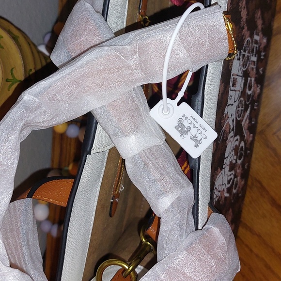 NOT FOR SALE Beautiful NWT Coach Field Tote - Picture 5 of 17